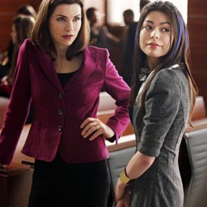 Miranda Cosgrove e Julianna Margulies in una scena dell'episodio Bad Girls di The Good Wife