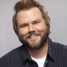 Tyler Labine è Larry Munsch in una foto promozionale della serie Mad Love