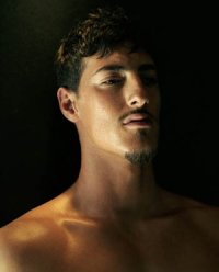 Un sensuale primo piano di Eric Balfour