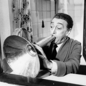 Antonio La Trippa al megafono nel film Gli Onorevoli