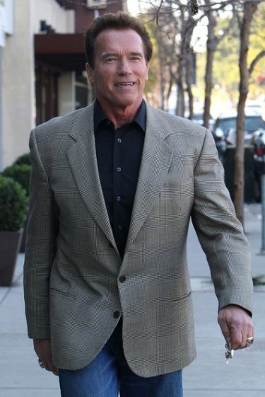 Arnold Schwarzenegger sembra sereno mentre lascia una struttura ospedaliera a Brentwood