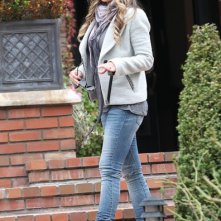 Carmen Electra sorride e posa per i fotografi mentre lascia la casa di amici