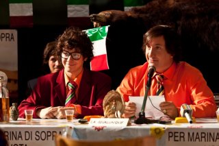 Davide Giordano e Antonio Albanese in Qualunquemente