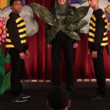 Donald Glover, Chevy Chase e Danny Pudi nell'episodio Celebrity Pharmacology di Community