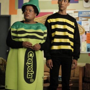 Donald Glover ed Yvette Nicole Brown nell'episodio Celebrity Pharmacology di Community