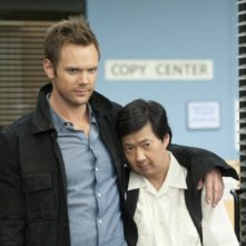 Joel McHale e Ken Jeong nell'episodio Asian Population Studies di Community