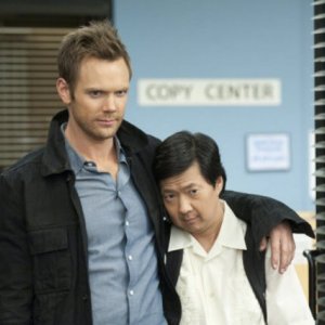 Joel McHale e Ken Jeong nell'episodio Asian Population Studies di Community