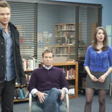 Joel McHale, Greg Cromer ed Alison Brie nell'episodio Asian Population Studies di Community