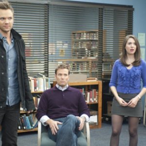 Joel McHale, Greg Cromer ed Alison Brie nell'episodio Asian Population Studies di Community