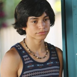 Jonathan Castellanos in una scena dell'episodio Smile. Don't Kill Anyone di Off the Map