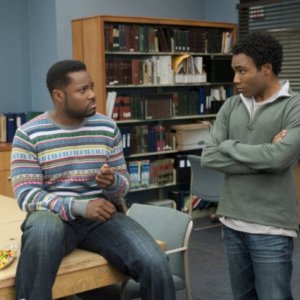 Malcolm-Jamal Warner e Donald Glover nell'episodio Asian Population Studies di Community
