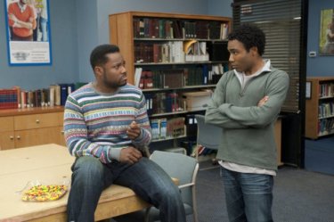 Malcolm-Jamal Warner e Donald Glover nell'episodio Asian Population Studies di Community