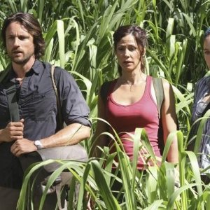 Valerie Cruz, Caroline Dhavernas e Martin Henderson nell'episodio Smile. Don't Kill Anyone di Off the Map