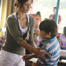 Valerie Cruz visita un paziente nell'episodio Saved by the Great White Hope di Off the Map