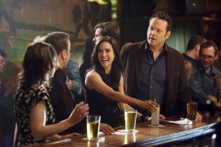 Vince Vaughn e Jennifer Connelly con Kevin James insieme e Winona Ryder (di spalle) ne Il Dilemma
