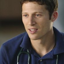 Zach Gilford in una scena dell'episodio Smile. Don't Kill Anyone di Off the Map