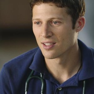 Zach Gilford in una scena dell'episodio Smile. Don't Kill Anyone di Off the Map