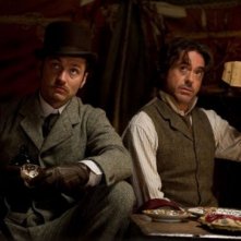 Jude Law e Robert Downey in una simpatica scena di Sherlock Holmes 2