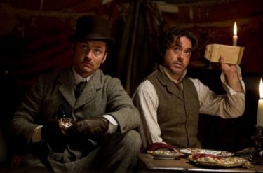 Jude Law e Robert Downey in una simpatica scena di Sherlock Holmes 2