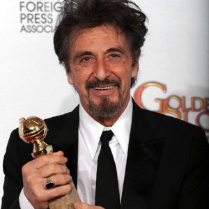 Al Pacino con il Golden Globe ricevuto per You Don't Know Jack