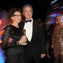 Annette Bening festeggia il suo Golden Globe per I ragazzi stanno bene con il marito Warren Beatty