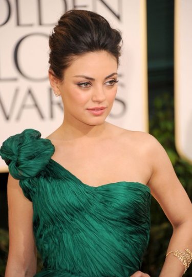 Golden Globes 2011, una splendida Mila Kunis sul red carpet