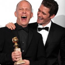 Ryan Murphy e Matthew Morrison festeggiano il Golden Globe come migliore comedy series per Glee