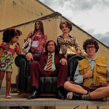 Antonio Albanese e Davide Giordano, beati tra le donne nella commedia Qualunquemente