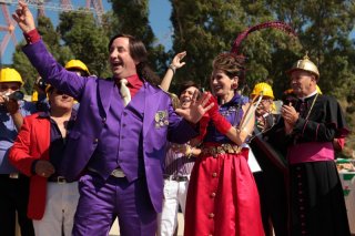 Antonio Albanese in una scena della commedia Qualunquemente