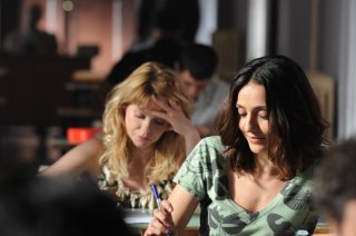 Barbora Bobulova e Ambra Angiolini nella scena degli esami nel film Immaturi