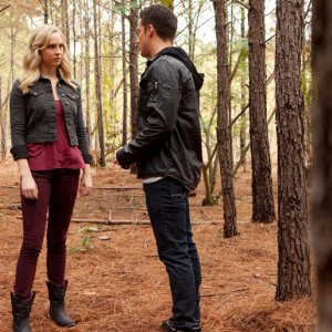 Candice Accola ascolta Michael Trevino nel mezzo del bosco in The Sacrifice di Vampire Diaries