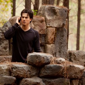 Damon (Ian Somerhalder) al telefono con Rose nell'episodio The Sacrifice di Vampire Diaries