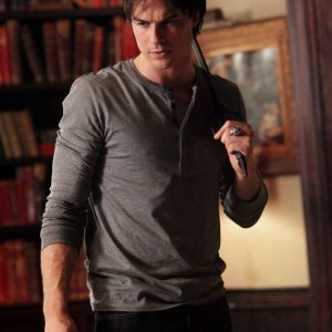 Damon (Ian Somerhalder) armato e determinato nell'episodio Plan B di Vampire Diaries