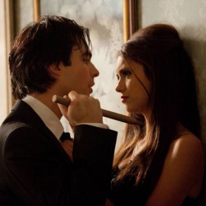 Ian Somerhalder cerca di uccidere Nina Dobrev nell'episodio Masquerade di Vampire Diaries