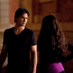 Ian Somerhalder discute con Nina Dobrev (di spalle) in Memory Lane di Vampire Diaries