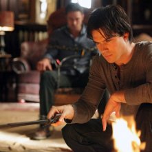 Ian Somerhalder osserva il fuoco mentre Taylor Kinney è legato a una sedia in: Plan B di Vampire Diaries