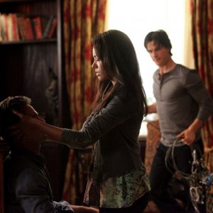 Katerina Graham cerca informazioni nella mente di Taylor Kinney in Plan B di Vampire Diaries