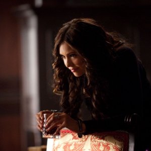 La diabolica Katherine (Nina Dobrev) in una scena dell'episodio Memory Lane di The Vampire Diaries