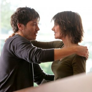 Lauren Cohan abbraccia Trevor Peterson nell'episodio Katerina di Vampire Diaries