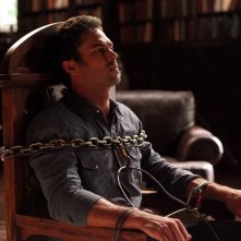 Mason (Taylor Kinney) legato in una scena dell'episodio Plan B di Vampire Diaries