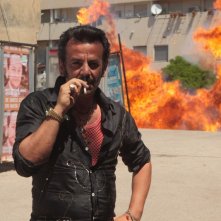 Nicola Rignanese in una scena del film Qualunquemente