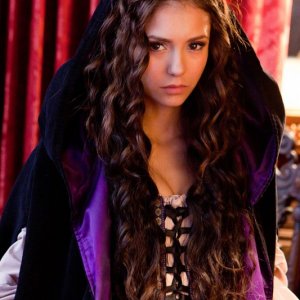 Nina Dobrev in posa per uno scatto fotografico riferito all'episodio Katerina di Vampire Diaries