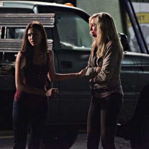 Nina Dobrev protegge una disperata Candice Accola in Brave New World di Vampire Diaries