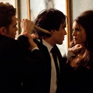 Paul Wesley ferma Ian Somerhalder che cerca di uccidere Nina Dobrev nell'episodio Masquerade di Vampire Diaries
