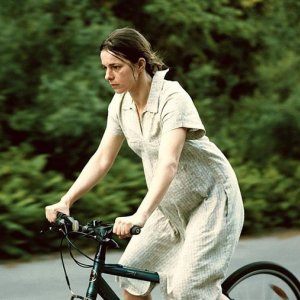 Annika Kuhl nei panni di una madre nel film Blessed Events