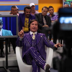 Antonio Albanese e Salvatore Cantalupo (nello schermo) nella commedia Qualunquemente