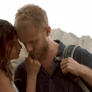 Ben Foster e Lubna Azabal in un momento intimo in Here