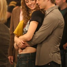 Benjamin McKenzie abbraccia Mischa Barton nell'episodio Il terzo incomodo di The O.C.