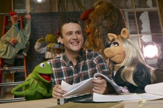 Jason Segel e i suoi amici pupazzi in The Muppets