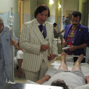 Nicola Rignanese e Antonio Albanese in una scena del film Qualunquemente